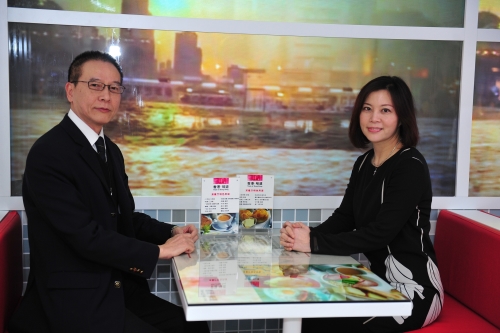 《香港．味道》美食藝術展展場設置茶餐廳座，讓廈門市民多體會香港的茶餐廳文化。圖為駐粵辦主任朱經文(左)和旅發局大中華區域總監葉貞德(右)。