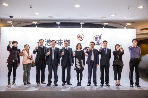 藝術展抽獎獎品豐富，人人有份，永不落空。圖示駐粵辦主任朱經文（左五）、旅發局大中華區域總監葉貞德（左六）在開幕式上與廈門市政府代表及贊助機構代表祝酒及合影。