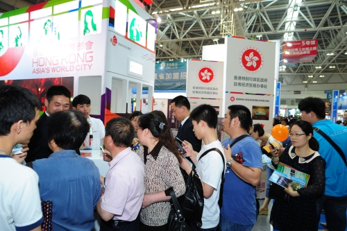 福州市民到“动感香港”展台领取驻粤办资料