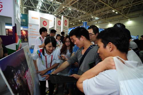 福州市民了解“动感香港”展览有关内容