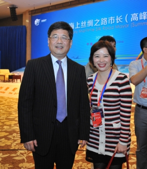 驻福建联络处主任与福建省副省长郑晓松在海交会配套活动“21世纪海上丝绸之路市长（高峰）论坛”上合影