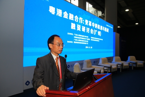 图示邓家禧在研讨会上致辞。