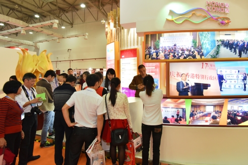 市民参观香港展台