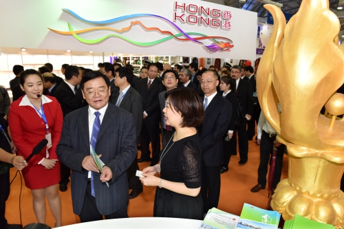 「首届中国（泉州）海上丝绸之路国际品牌博览会」主席团巡馆，驻福建联络处向国家质检总局原副局长/中国品牌建设促进会理事长/全国政协委员刘平均先生（左二） 介绍香港展台。