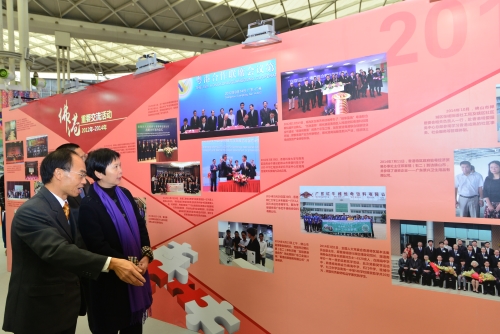 佛山市副市長麥潔華由鄧家禧陪同參觀「見‧識香港」展覽。