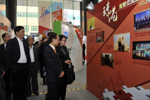 鄧家禧（右二）、海南省港澳事務辦公室副主任康拜英（右一）、海南省及海口市政府官員及其他協辦機構代表參觀「見‧識香港」展覽。