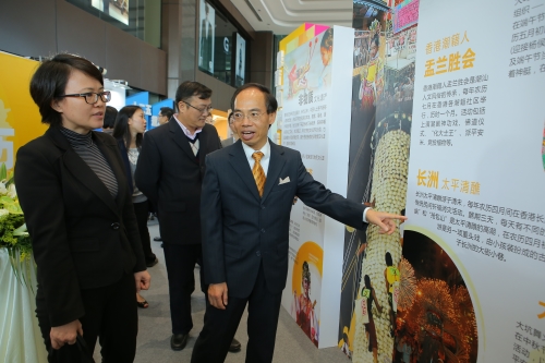 鄧家禧（右）、海南省港澳事務辦公室副主任康拜英（左）、海南省及海口市政府官員及其他協辦機構代表參觀「見‧識香港」展覽。
