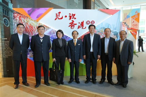 鄧家禧（中）與海南省及海口市政府官員、其他協辦機構及企業代表合照。