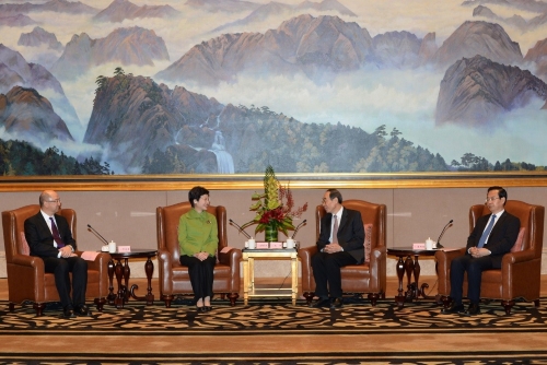 政务司司长林郑月娥（左二）一月二十二日在福州与福建省委书记尤权（右二）以及福建省省长苏树林（右一）会面，就共同关注的议题交换意见。政制及内地事务局局长谭志源（左一）亦一同出席。