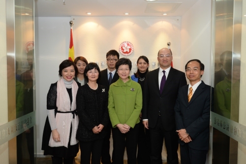 政务司司长林郑月娥（中）一月二十二日考察驻福建联络处，与工作人员合照。政制及内地事务局局长谭志源（右二）﹑政制及内地事务局常任秘书长张琼瑶（前排左二）﹑驻粤办主任邓家禧（右一）陪同。