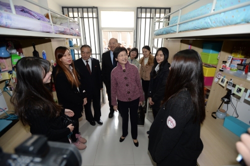 政务司司长林郑月娥（中）一月二十三日在泉州与华侨大学（泉州校区）的学生会面，了解他们在当地的生活和学习情况。