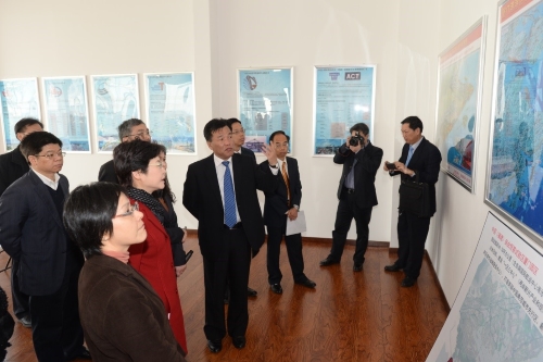 政务司司长林郑月娥（左三）一月二十四日实地了解福建自贸区（厦门片区）的最新发展，并听取工作人员介绍全自动化的码头操作系统以及厦门港口未来布局。