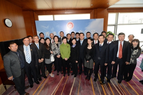 政务司司长林郑月娥（中）一月二十四日与在厦门生活的香港人共进午餐，当中包括港资企业代表、香港专业人士以及港人学生，了解他们面对的挑战和关注的事宜。