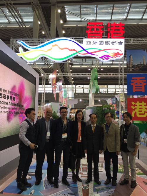 鄧家禧（右三）與香港時裝設計師協會、香港設計商會代表及企業代表合照。