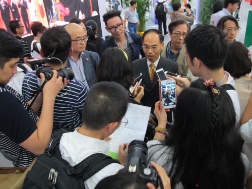 駐粵辦主任鄧家禧接受媒體採訪，介紹「見‧識香港」綜合展覽。