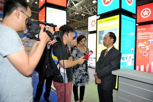 驻粤办邓家禧主任向记者介绍闽港合作前景