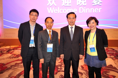 驻粤办邓家禧主任（左二）及驻福建联络处苏紫贤主任（右一）、何兆基副主任（左一）与福建省长苏树林在海交会配套活动“ACD亚洲工商大会”合影