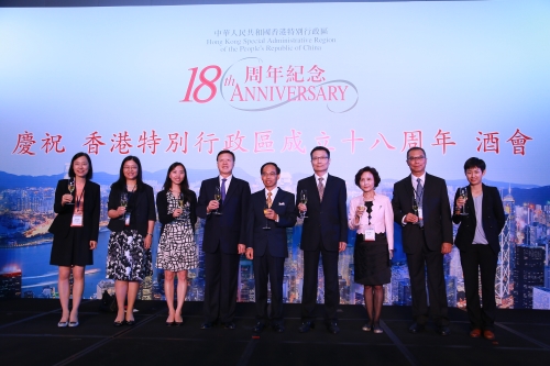 驻粤办主任邓家禧 (中), 广东省人大常委会副主任肖志恒 (左四),  广东省人民政府港澳事务办公室主任廖京山 (右四) 连同六位驻粤办副主任主持祝酒仪式。