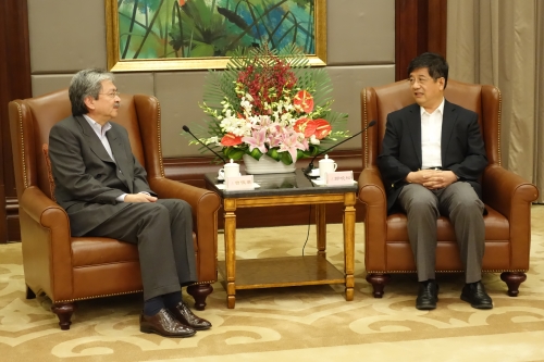 财政司司长曾俊华（左）七月二十一日与福建省副省长郑晓松会面，双方同意加强两地在经贸和金融方面的合作。