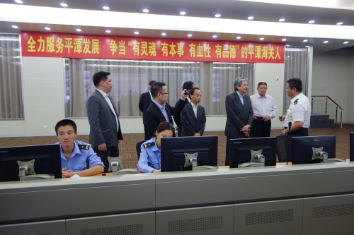 财政司司长曾俊华（右三）于七月二十一日参观平潭综合实验区海关二线卡口。