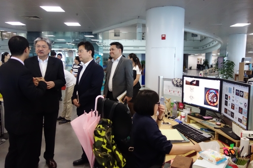 财政司司长曾俊华（右二）于七月二十二日参观福州一间从事设计网络游戏和教育软件的企业。