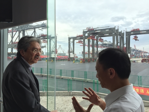 财政司司长曾俊华（左）七月二十三日在厦门参观集装码头的自动化系统。