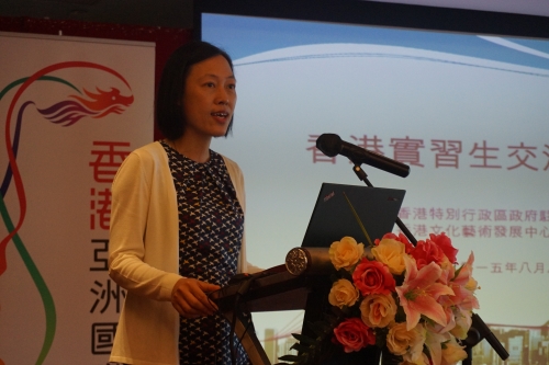 駐深圳聯絡處主任李矜持女士介紹駐粵辦職能和服務。