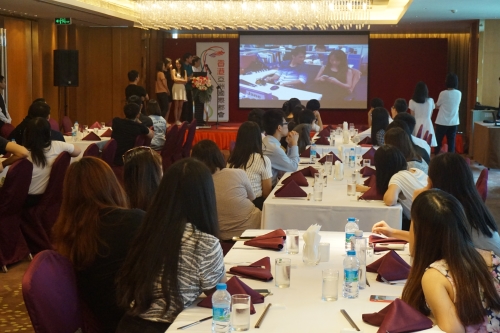 學生們分享實習經驗。