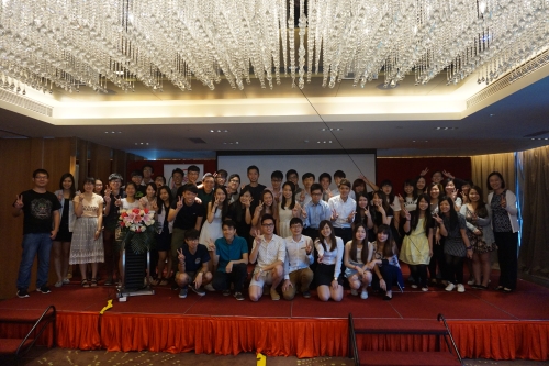 香港實習生與駐深圳聯絡處主任李矜持女士（右一）合照。