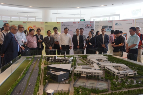 Dr Du Peng, Director-General of QHMA, accompanied the delegation to visit Qianhai Shenzhen-Hong Kong Youth Innovation and Entrepreneur Hub.