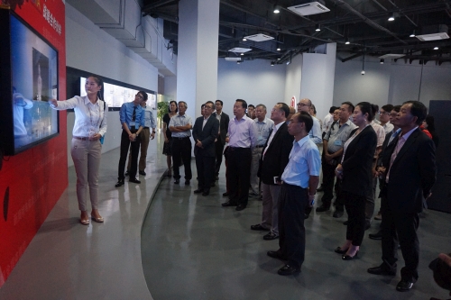 The delegation visits enterprise established in Shekou Net Valley.