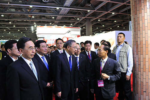 GDETO Director Mr Albert Tang (first right) briefs the Secretary of the CPC Guangdong Provincial Committee, Mr Hu Chunhua (second right), the Minister of Industry and Information Department, Mr Miao Wei (second left) and the Governor of Guangdong Province, Mr. Zhu Xiaodan (first left) on the Hong Kong Exhibition on October 10.