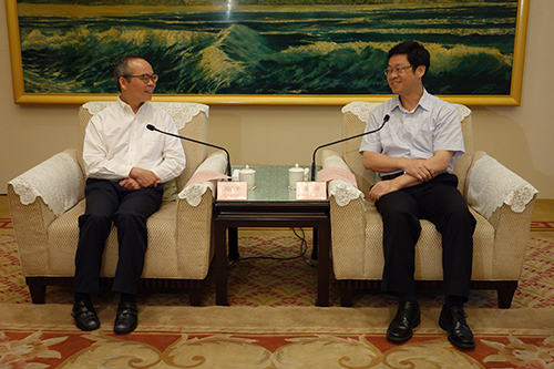 民政事務局局長劉江華（左）十月十九日與泉州市市長康濤會面。