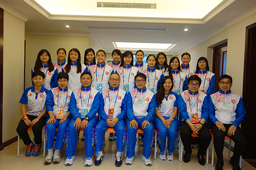 民政事務局局長劉江華（前排左四）十月二十日參觀選手村，了解香港代表隊員的住宿環境。