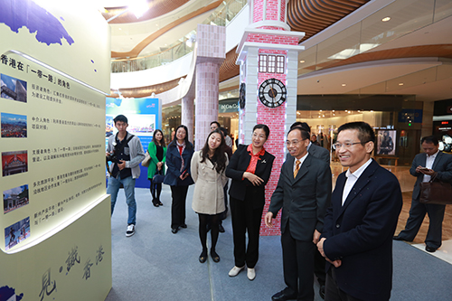 鄧家禧（右二）在「見．識香港」展覽上向龔國平（右一）和朱蔚蔚（右三）介紹香港如何配合國家「一帶一路」政策。