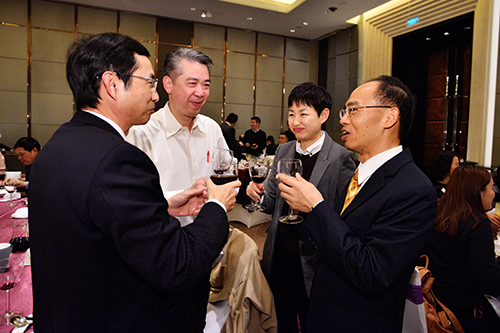 香港特區政府駐粵辦主任鄧家禧先生（右一）與駐福建聯絡處主任潘婉慈（右二）在晚宴上與駐廈港人交流。