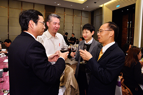 香港特區政府駐粵辦主任鄧家禧先生（右一）與駐福建聯絡處主任潘婉慈（右二）在晚宴上與駐廈港人交流。