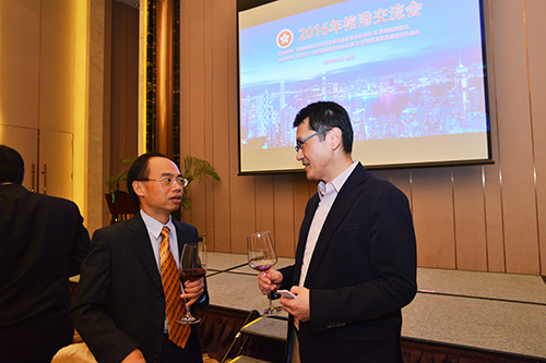 香港特區政府駐粵辦主任鄧家禧先生（左一）在交流會上與駐福州港人交流。