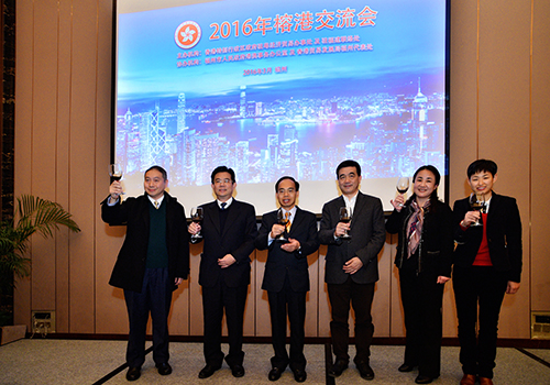 香港特區政府駐粵辦主任鄧家禧先生（左三）、福建省港澳辦副主任林學鋒先生(左二)、福州市政協副主席兼發改委主任陳繼鵬先生（右三）、福州市港澳辦副主任馬亞明女士（右二）、香港特區政府駐福建聯絡處主任潘婉慈女士（右一），及香港貿易發展局福建代表羅煥釗先生（左一）在交流會上向嘉賓祝酒。
