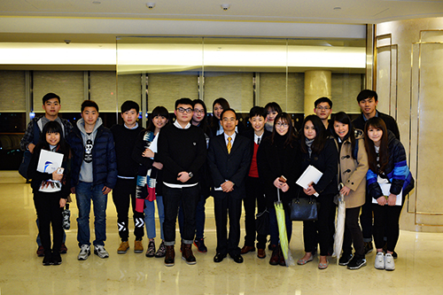 香港特區政府駐粵辦主任鄧家禧先生（前排右六）及香港特區政府駐福建聯絡處主任潘婉慈女士（前排右五）與參與交流會的香港學生合影。