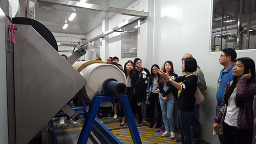 潤成整染廠人員向學生介紹廠房的生產設施