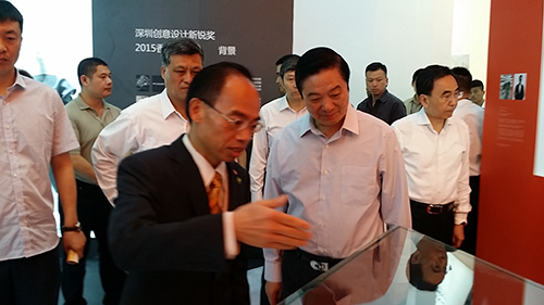 驻粤办主任邓家禧向中宣部部长刘奇葆及广东省、深圳市领导介绍香港馆。