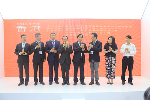 香港馆举行别开生面的开馆仪式，各主礼嘉宾以港式奶茶代酒一起举杯，主礼嘉宾（由左至右）包括深圳市新闻办公室副主任熊健揆、香港皆一堂集团有限公司董事长黄健、深圳市人民政府港澳事务办公室副主任孙怀忠、驻粤办主任邓家禧、深圳市政协港澳台侨和外事委员会主任潘家栋、香港咖啡红茶协会主席黄家和、香港设计中心伙伴拓展，市场推广及传讯总监李家瑜，以及深圳特区报总编辑胡恒芳。