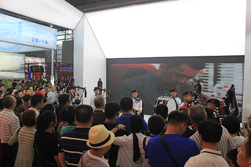 香港警察乐队的演奏吸引了众多参观者欣赏。