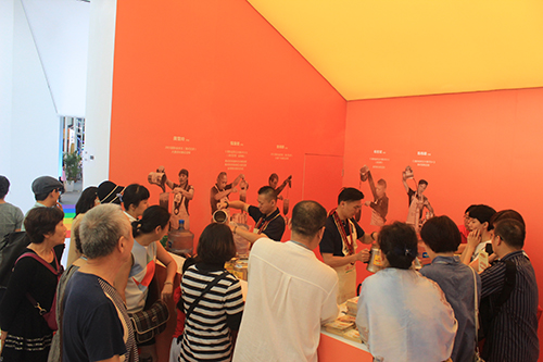 专业的奶茶师傅现场冲制香滑的港式奶茶，吸引不少观众争相品尝。