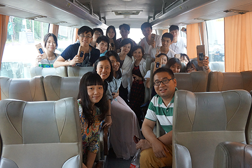 約20名深圳大學老師和香港大學生參觀文博會香港館