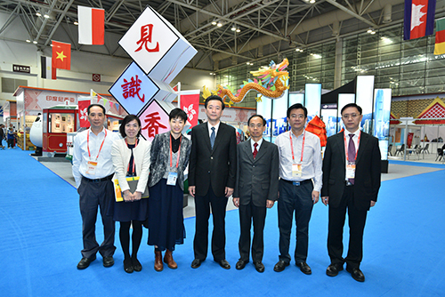 駐粵辦主任鄧家禧（右三）與福建省港澳辦主任宋克寧（右四）、福建省港澳辦副主任林學鋒（右二）、福州市港澳辦主任林漢隽（右一）、駐福建聯絡處主任潘婉慈(左三) 、駐福建聯絡處副主任英淑欣(左二)及福建省港澳辦副處長鄭榮堆於「見. 識香港」展覽合照。