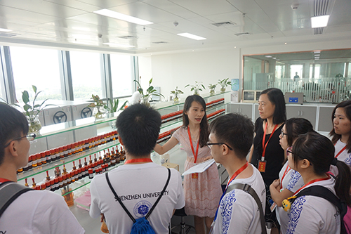 学生分组参观波顿公司，对技术和产品兴趣浓厚。