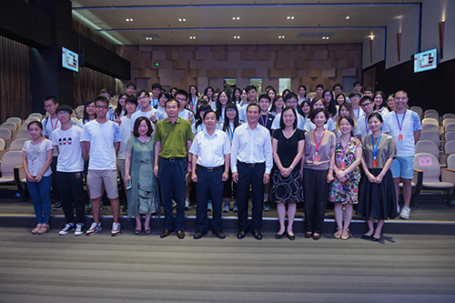 深圳市港澳臺僑和外事委員會主任潘家棟先生（中間）、波頓公司董事長王明凡先生（右五）及香港特區政府駐深圳聯絡處主任李矜持女士（右四）與學生們合影。