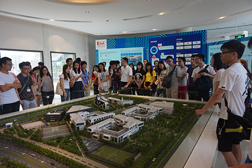 大學生參觀前海深港青年夢工場。